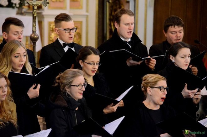 Sacrum et Musica: Requiem Mozarta w kadzidlańskim kościele [23.10.2016] - zdjęcie #31 - eOstroleka.pl