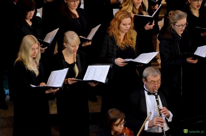 Sacrum et Musica: Requiem Mozarta w kadzidlańskim kościele [23.10.2016] - zdjęcie #48 - eOstroleka.pl
