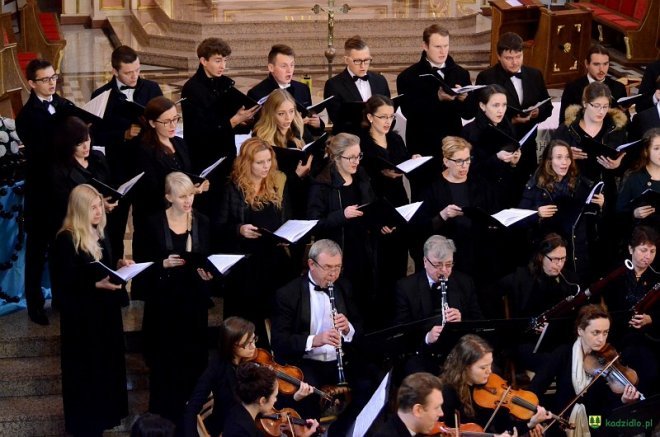 Sacrum et Musica: Requiem Mozarta w kadzidlańskim kościele [23.10.2016] - zdjęcie #52 - eOstroleka.pl