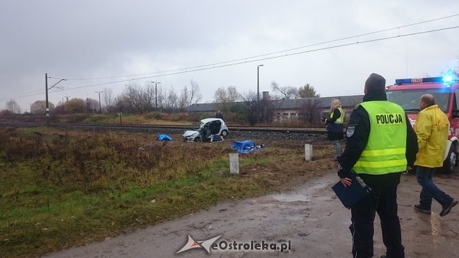 Śmiertelny wypadek na przejeździe kolejowym w Czarnowcu pod Ostrołęką [WIDEO, ZDJĘCIA] - zdjęcie #4 - eOstroleka.pl