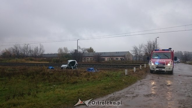 Śmiertelny wypadek na przejeździe kolejowym w Czarnowcu pod Ostrołęką [WIDEO, ZDJĘCIA] - zdjęcie #5 - eOstroleka.pl