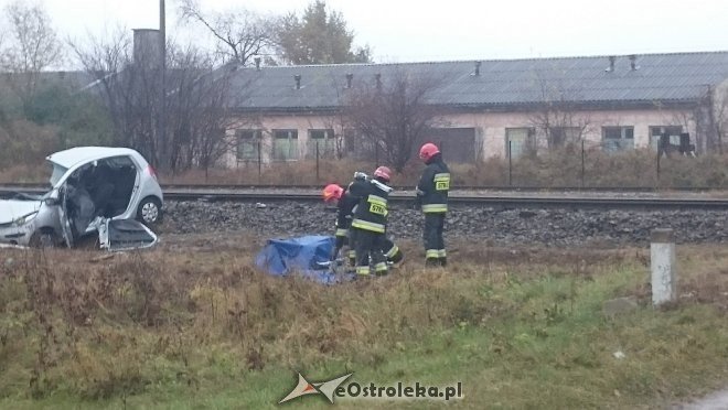 Śmiertelny wypadek na przejeździe kolejowym w Czarnowcu pod Ostrołęką [WIDEO, ZDJĘCIA] - zdjęcie #10 - eOstroleka.pl