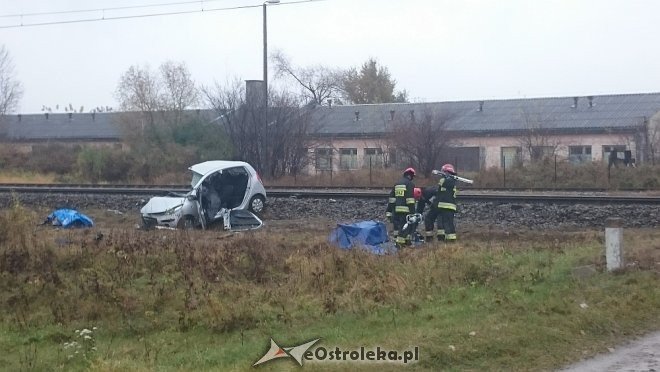 Śmiertelny wypadek na przejeździe kolejowym w Czarnowcu pod Ostrołęką [WIDEO, ZDJĘCIA] - zdjęcie #12 - eOstroleka.pl