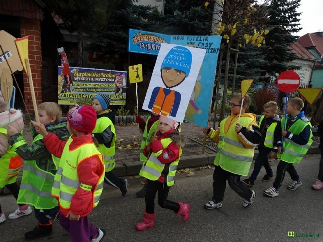 Uczniowie i przedszkolaki z Kadzidła w profilaktycznej akcji ulicznej [07.11.2016] - zdjęcie #26 - eOstroleka.pl