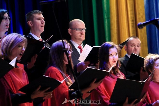 Wspólne śpiewanie pieśni patriotycznych z Ostrołęckim Chórem Kameralnym [WIDEO, ZDJĘCIA] - zdjęcie #48 - eOstroleka.pl