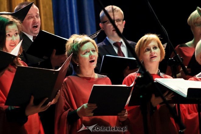 Wspólne śpiewanie pieśni patriotycznych z Ostrołęckim Chórem Kameralnym [WIDEO, ZDJĘCIA] - zdjęcie #51 - eOstroleka.pl