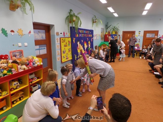 Pasowanie na przedszkolaka w miejskiej „ósemce” [ZDJĘCIA] - zdjęcie #19 - eOstroleka.pl