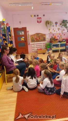 Ostrołęka: Uczniowie-wolontariusze czytali przedszkolakom [10.11.2016] - zdjęcie #3 - eOstroleka.pl