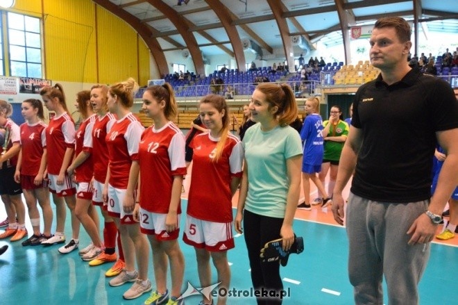 Mistrzostwa Ostrołęki dziewcząt w halowej piłce nożnej [15.11.2016] - zdjęcie #45 - eOstroleka.pl