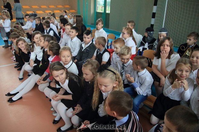 Uroczystość nadania sztandaru i imienia Szkole Podstawowej w Borawem [ZDJĘCIA] - zdjęcie #2 - eOstroleka.pl