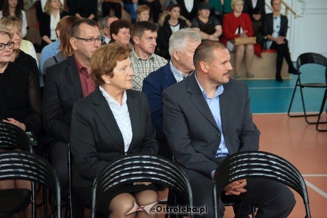 Uroczystość nadania sztandaru i imienia Szkole Podstawowej w Borawem [ZDJĘCIA] - zdjęcie #16 - eOstroleka.pl