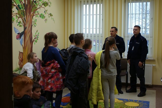 Uczniowie z „dwójki” odwiedzili ostrołęckich policjantów [ZDJĘCIA] - zdjęcie #2 - eOstroleka.pl