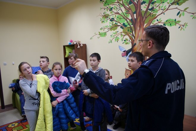 Uczniowie z „dwójki” odwiedzili ostrołęckich policjantów [ZDJĘCIA] - zdjęcie #3 - eOstroleka.pl