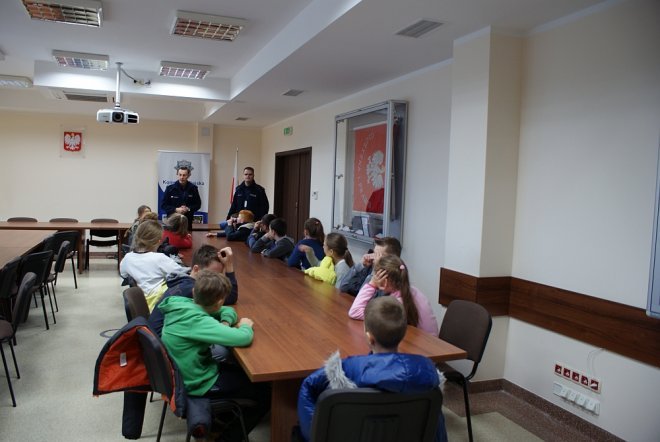 Uczniowie z „dwójki” odwiedzili ostrołęckich policjantów [ZDJĘCIA] - zdjęcie #4 - eOstroleka.pl