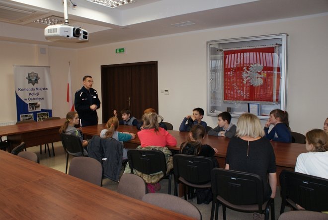 Uczniowie z „dwójki” odwiedzili ostrołęckich policjantów [ZDJĘCIA] - zdjęcie #6 - eOstroleka.pl
