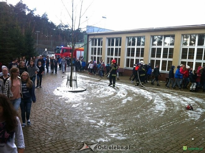 Ewakuacja uczniów z kadzidlańskich szkół [ZDJĘCIA] - zdjęcie #1 - eOstroleka.pl