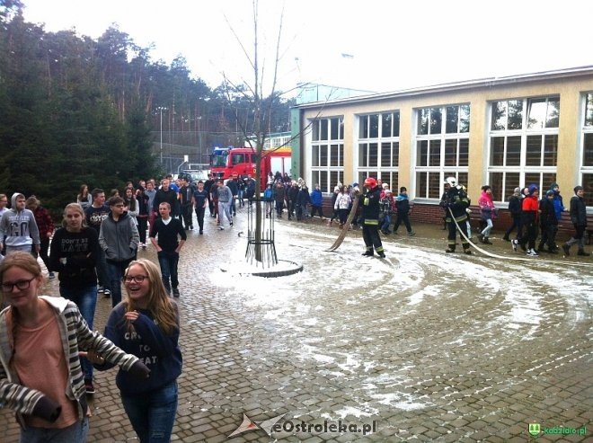 Ewakuacja uczniów z kadzidlańskich szkół [ZDJĘCIA] - zdjęcie #2 - eOstroleka.pl