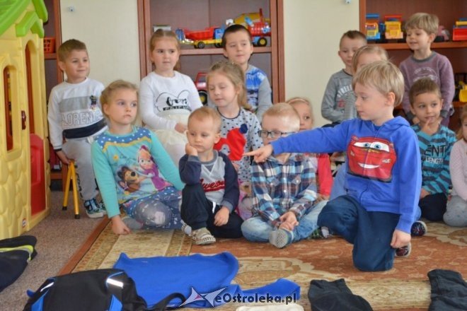 Strażacy ochotnicy z Łysych odwiedzili dzieci z gminnego przedszkola [ZDJĘCIA] - zdjęcie #4 - eOstroleka.pl