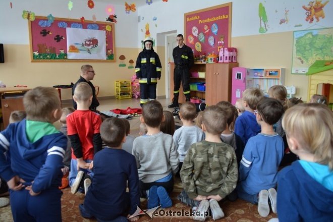 Strażacy ochotnicy z Łysych odwiedzili dzieci z gminnego przedszkola [ZDJĘCIA] - zdjęcie #16 - eOstroleka.pl