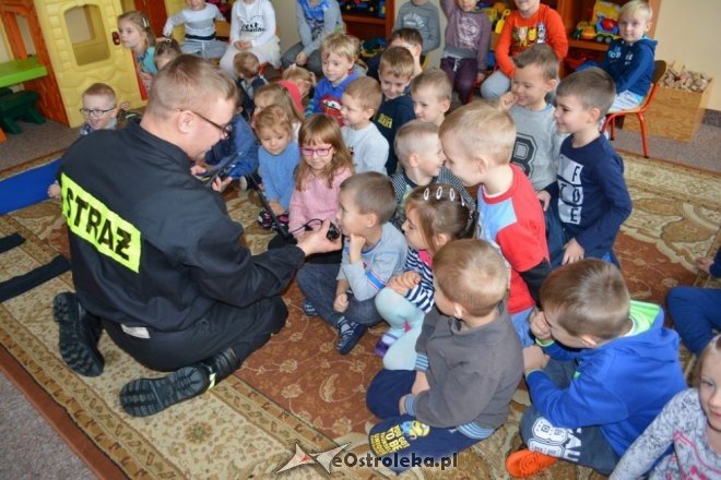 Strażacy ochotnicy z Łysych odwiedzili dzieci z gminnego przedszkola [ZDJĘCIA] - zdjęcie #32 - eOstroleka.pl
