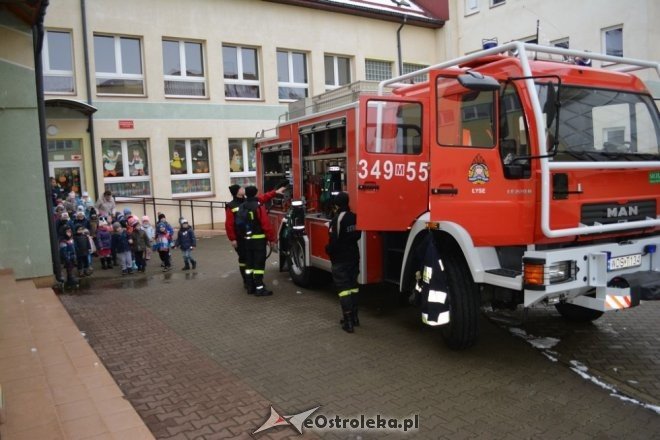 Strażacy ochotnicy z Łysych odwiedzili dzieci z gminnego przedszkola [ZDJĘCIA] - zdjęcie #42 - eOstroleka.pl