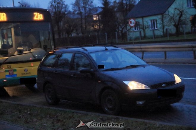 Ostrołęka: Kolizja z autobusem przy ulicy Traugutta [ZDJĘCIA] - zdjęcie #3 - eOstroleka.pl