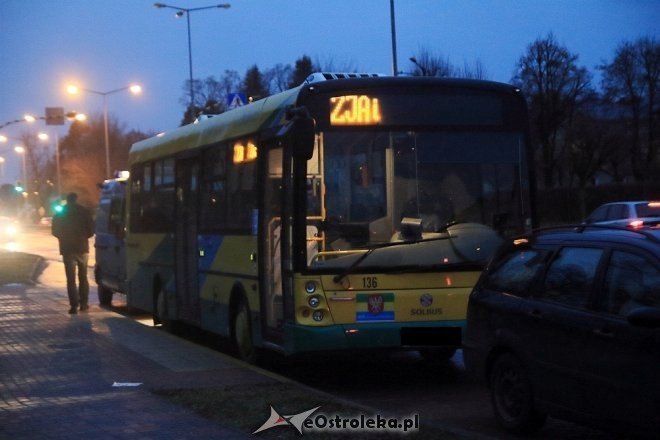 Ostrołęka: Kolizja z autobusem przy ulicy Traugutta [ZDJĘCIA] - zdjęcie #4 - eOstroleka.pl