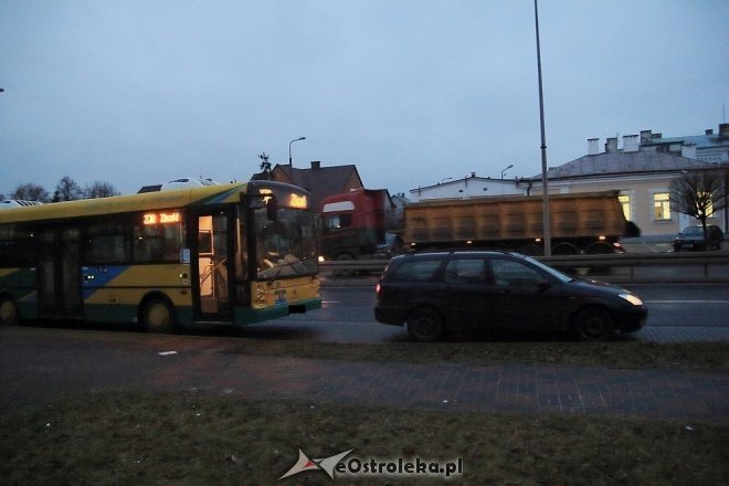 Ostrołęka: Kolizja z autobusem przy ulicy Traugutta [ZDJĘCIA] - zdjęcie #6 - eOstroleka.pl