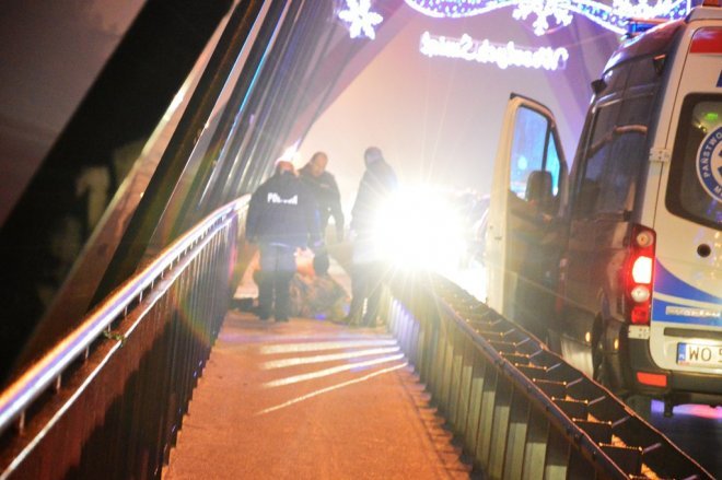 Próba samobójcza na moście w Ostrołęce [19.12.2016] - zdjęcie #4 - eOstroleka.pl