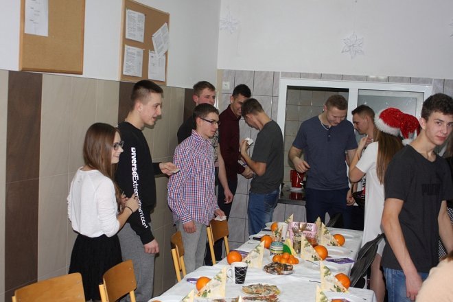 Wigilijna kolacja w Internacie ZSZ nr 2 [ZDJĘCIA] - zdjęcie #41 - eOstroleka.pl