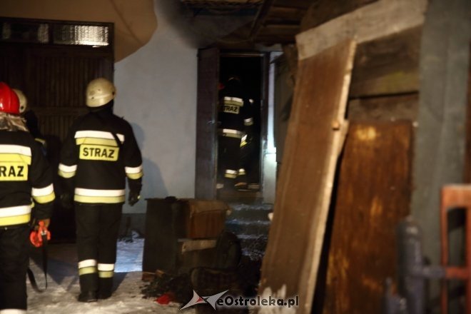 Ostrołęka: Pożar domu przy ulicy Jodłowej [ZDJĘCIA] - zdjęcie #8 - eOstroleka.pl