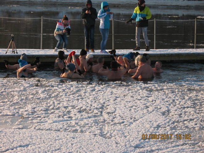 Niedzielna kąpiel Morsów z Ostrołęki [ZDJĘCIA] - zdjęcie #22 - eOstroleka.pl