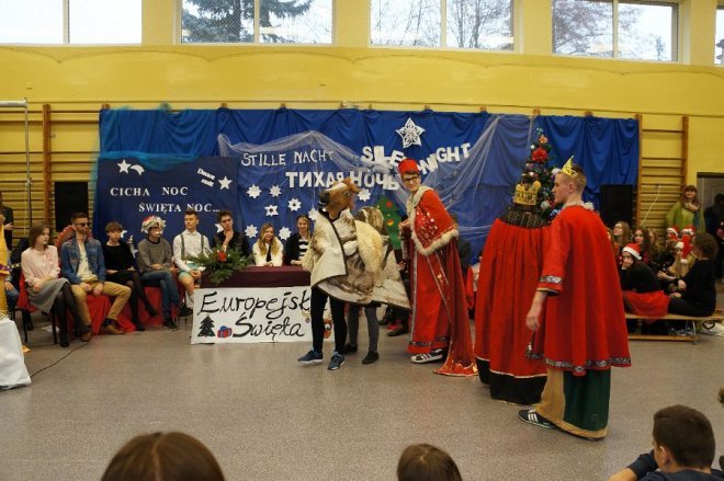 Europejskie święta według uczniów I Liceum Ogólnokształcącego w Ostrołęce [ZDJĘCIA] - zdjęcie #1 - eOstroleka.pl