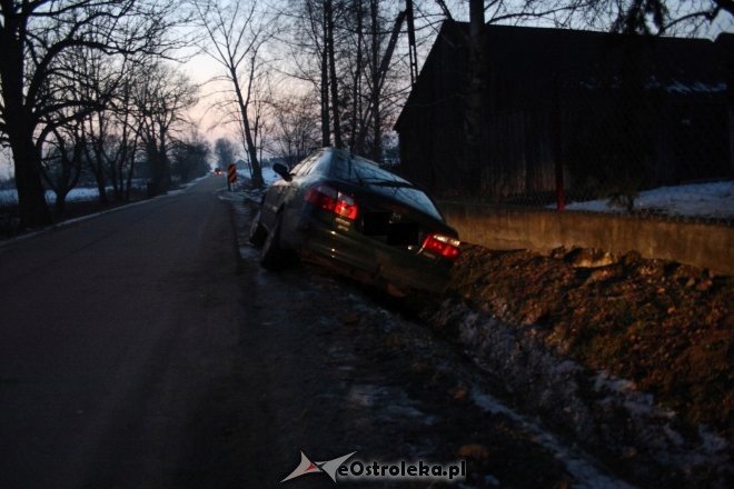 Szczawin: Pijany kierowca mazdy zakończył przejażdżkę w rowie [ZDJĘCIA] - zdjęcie #9 - eOstroleka.pl