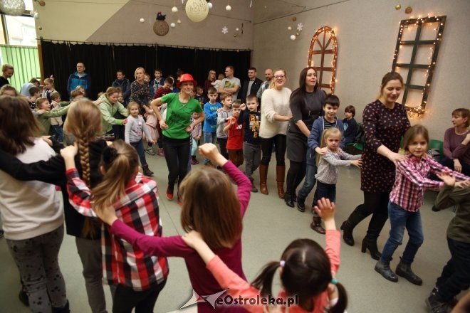 Zabawa choinkowa dla dzieci z osiedli Łazek i Stare Miasto [ZDJĘCIA] - zdjęcie #23 - eOstroleka.pl