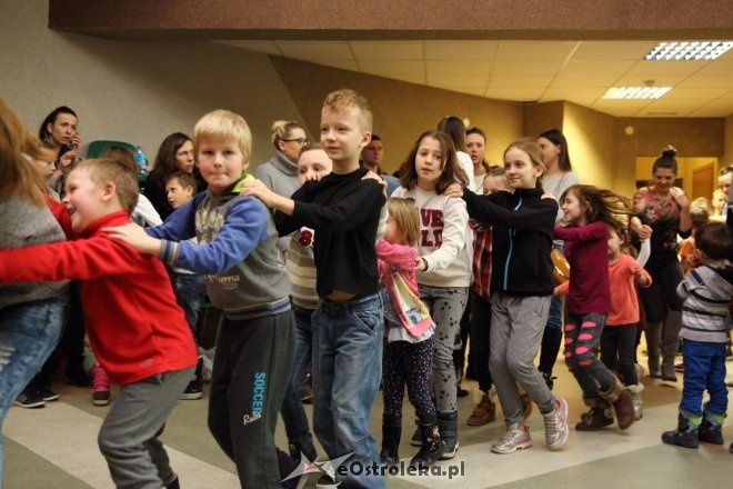 Zabawa choinkowa dla dzieci z osiedli Łazek i Stare Miasto [ZDJĘCIA] - zdjęcie #41 - eOstroleka.pl