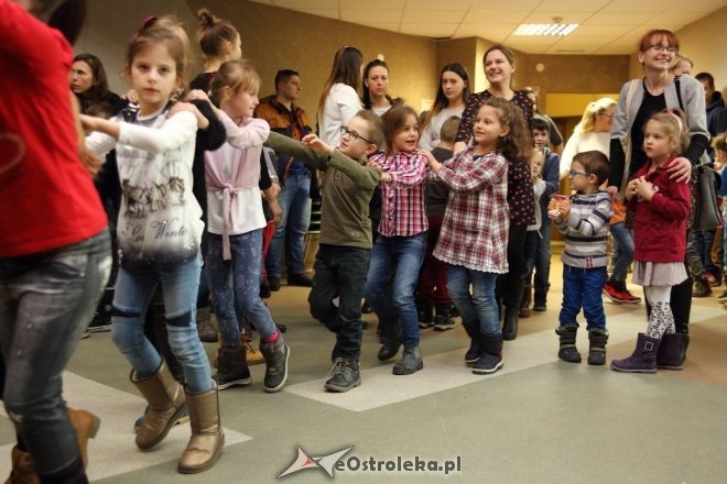 Zabawa choinkowa dla dzieci z osiedli Łazek i Stare Miasto [ZDJĘCIA] - zdjęcie #42 - eOstroleka.pl