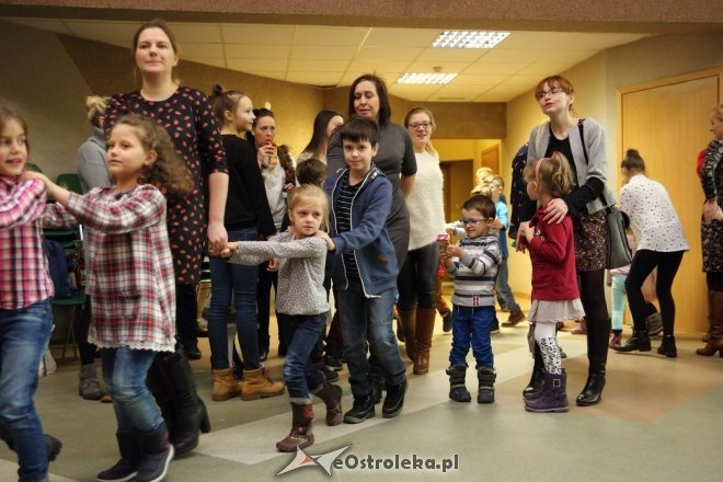 Zabawa choinkowa dla dzieci z osiedli Łazek i Stare Miasto [ZDJĘCIA] - zdjęcie #43 - eOstroleka.pl