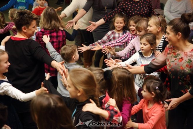 Zabawa choinkowa dla dzieci z osiedli Łazek i Stare Miasto [ZDJĘCIA] - zdjęcie #47 - eOstroleka.pl