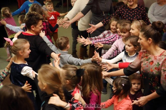 Zabawa choinkowa dla dzieci z osiedli Łazek i Stare Miasto [ZDJĘCIA] - zdjęcie #48 - eOstroleka.pl