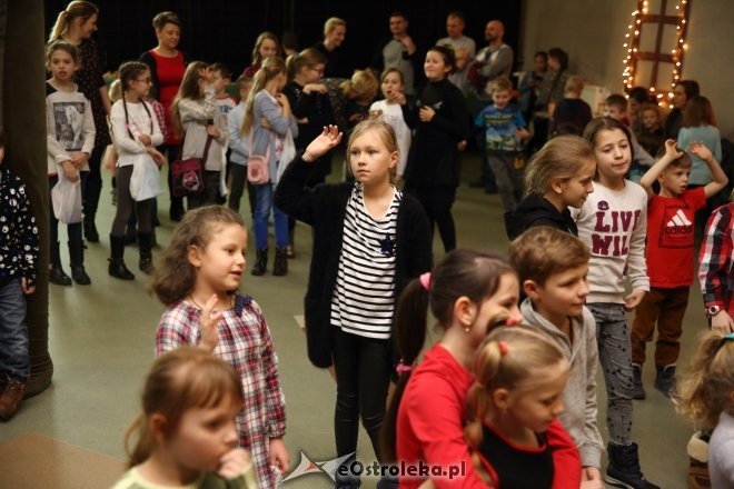 Zabawa choinkowa dla dzieci z osiedli Łazek i Stare Miasto [ZDJĘCIA] - zdjęcie #52 - eOstroleka.pl