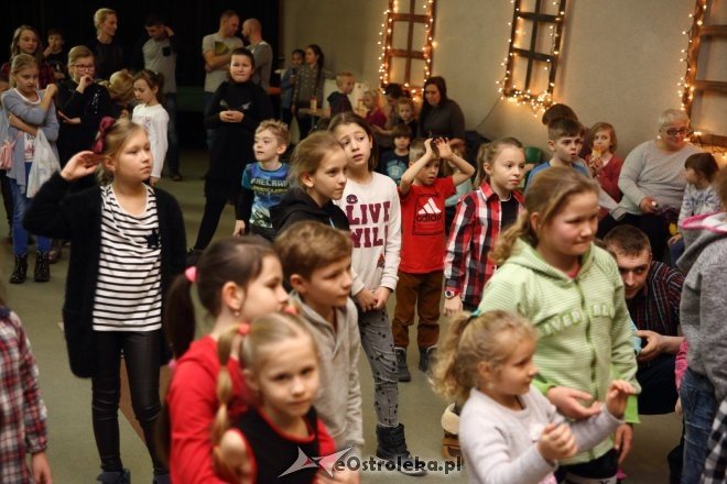 Zabawa choinkowa dla dzieci z osiedli Łazek i Stare Miasto [ZDJĘCIA] - zdjęcie #53 - eOstroleka.pl