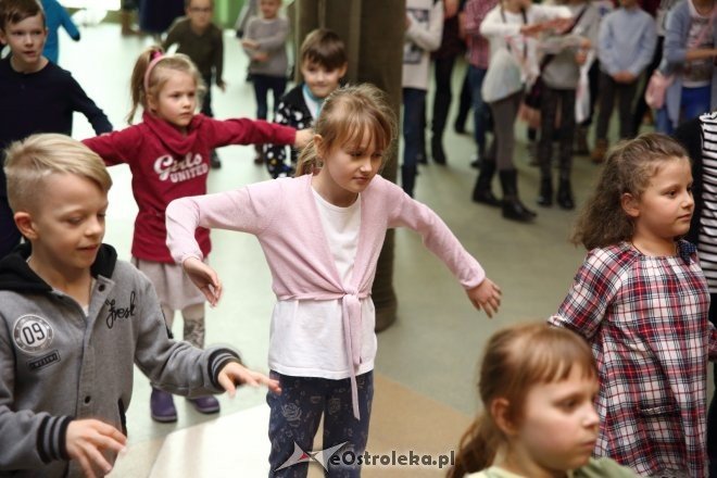 Zabawa choinkowa dla dzieci z osiedli Łazek i Stare Miasto [ZDJĘCIA] - zdjęcie #56 - eOstroleka.pl