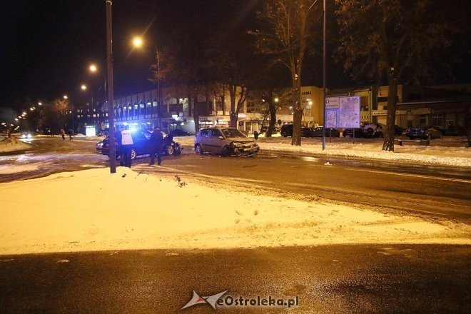 Wypadek na skrzyżowaniu ulic Hallera i Piłsudskiego [ZDJĘCIA] - zdjęcie #1 - eOstroleka.pl