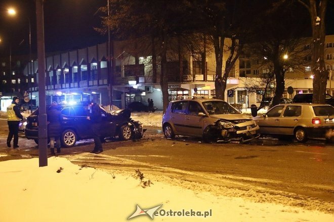 Wypadek na skrzyżowaniu ulic Hallera i Piłsudskiego [ZDJĘCIA] - zdjęcie #2 - eOstroleka.pl