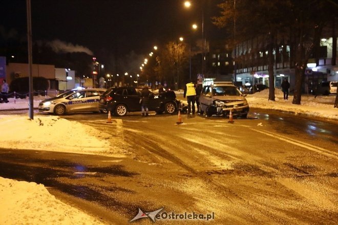 Wypadek na skrzyżowaniu ulic Hallera i Piłsudskiego [ZDJĘCIA] - zdjęcie #16 - eOstroleka.pl