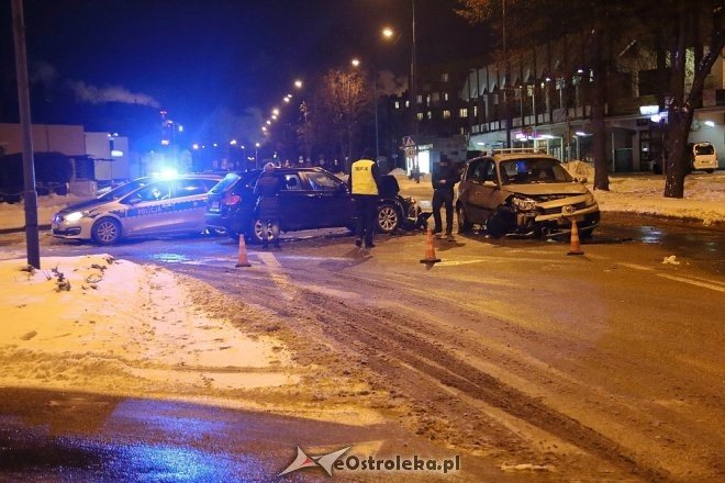 Wypadek na skrzyżowaniu ulic Hallera i Piłsudskiego [ZDJĘCIA] - zdjęcie #21 - eOstroleka.pl