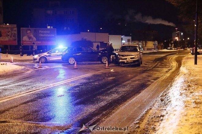 Wypadek na skrzyżowaniu ulic Hallera i Piłsudskiego [ZDJĘCIA] - zdjęcie #33 - eOstroleka.pl