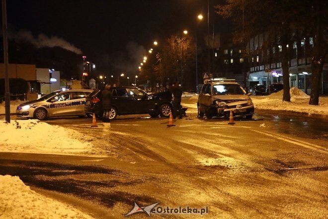 Wypadek na skrzyżowaniu ulic Hallera i Piłsudskiego [ZDJĘCIA] - zdjęcie #37 - eOstroleka.pl