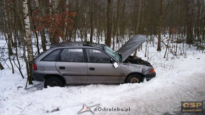 Dachowanie pod Baranowem. Jedna osoba trafiła do szpitala [16.02.2017] - zdjęcie #2 - eOstroleka.pl